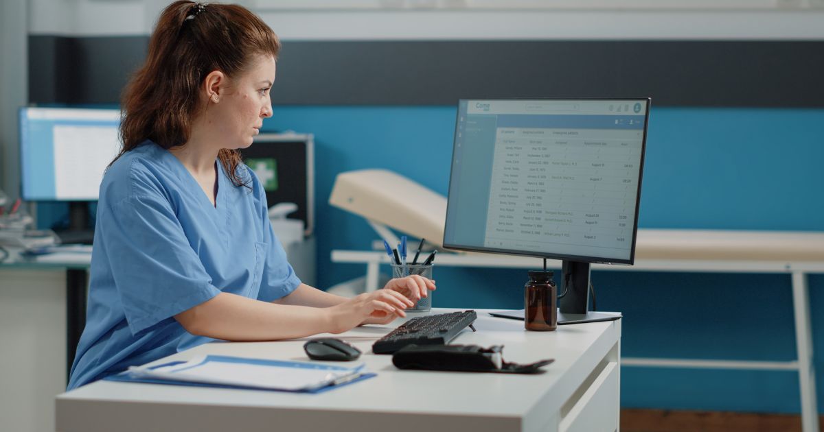 profissional registrando laudo de mamografia no Siscan