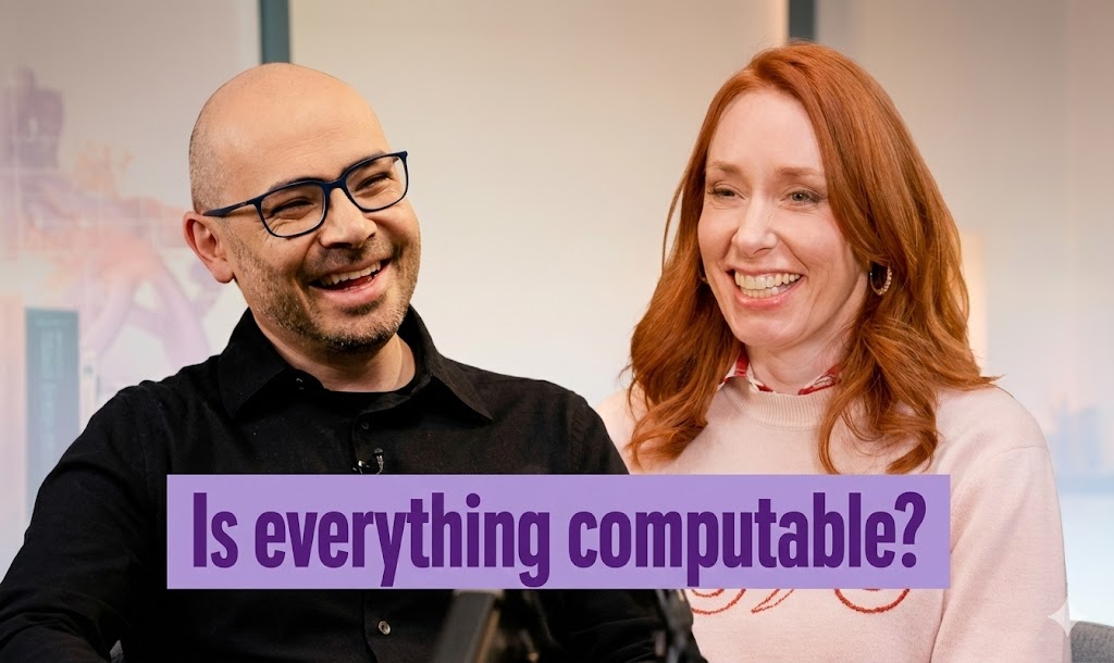 Demis Hassabis, à esquerda de camisa preta e óculos, e a Professora Hannah Fry, à direita com cabelos ruivos e suéter claro, estão sorrindo durante uma conversa em estúdio. Uma faixa roxa na parte inferior da imagem contém a pergunta em inglês: "Is everything computable?