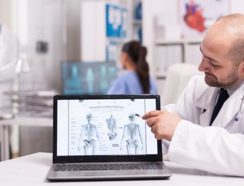 Como a “triagem inteligente” garante que um especialista realmente laude o seu exame