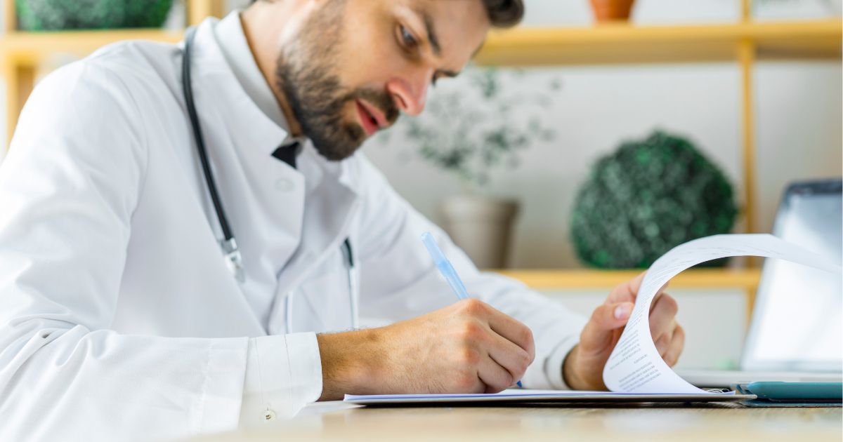 médico com picos de demanda na radiologia