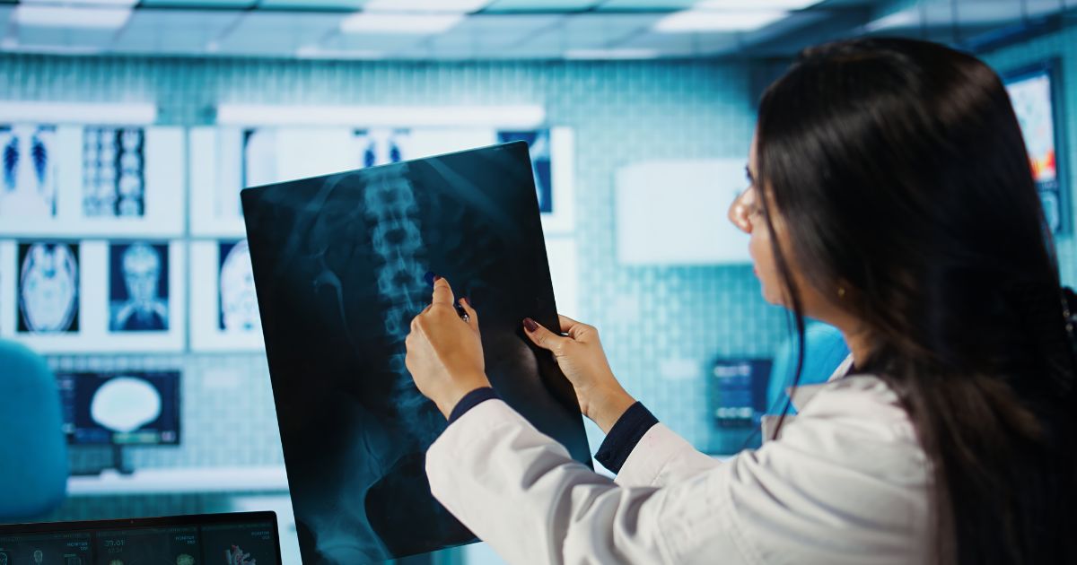 radiologista analisando exame de imagem