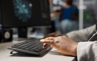 radiologista operando um telecomando de radiologia à distância