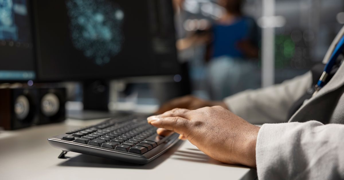 radiologista operando um telecomando de radiologia à distância
