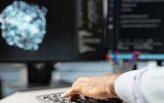 profissional fazendo telecomando em radiologia