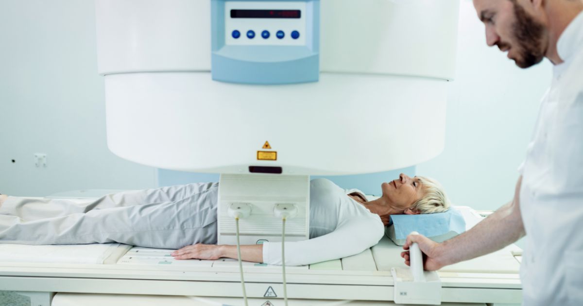 radiologia realizando exame de imagem