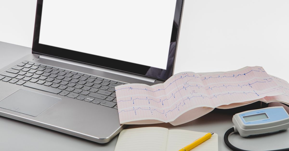 mesa com laudo de cardiologia